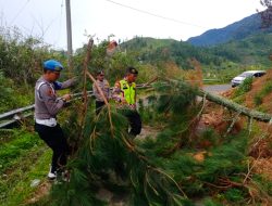 Quick Response Polsek Bintang Polres Aceh Tengah Datangi Lokasi Longsor