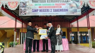 Kepala Sekolah SMP Negeri 2 Takengon, Menyerahkan sumbangan untuk Palestina