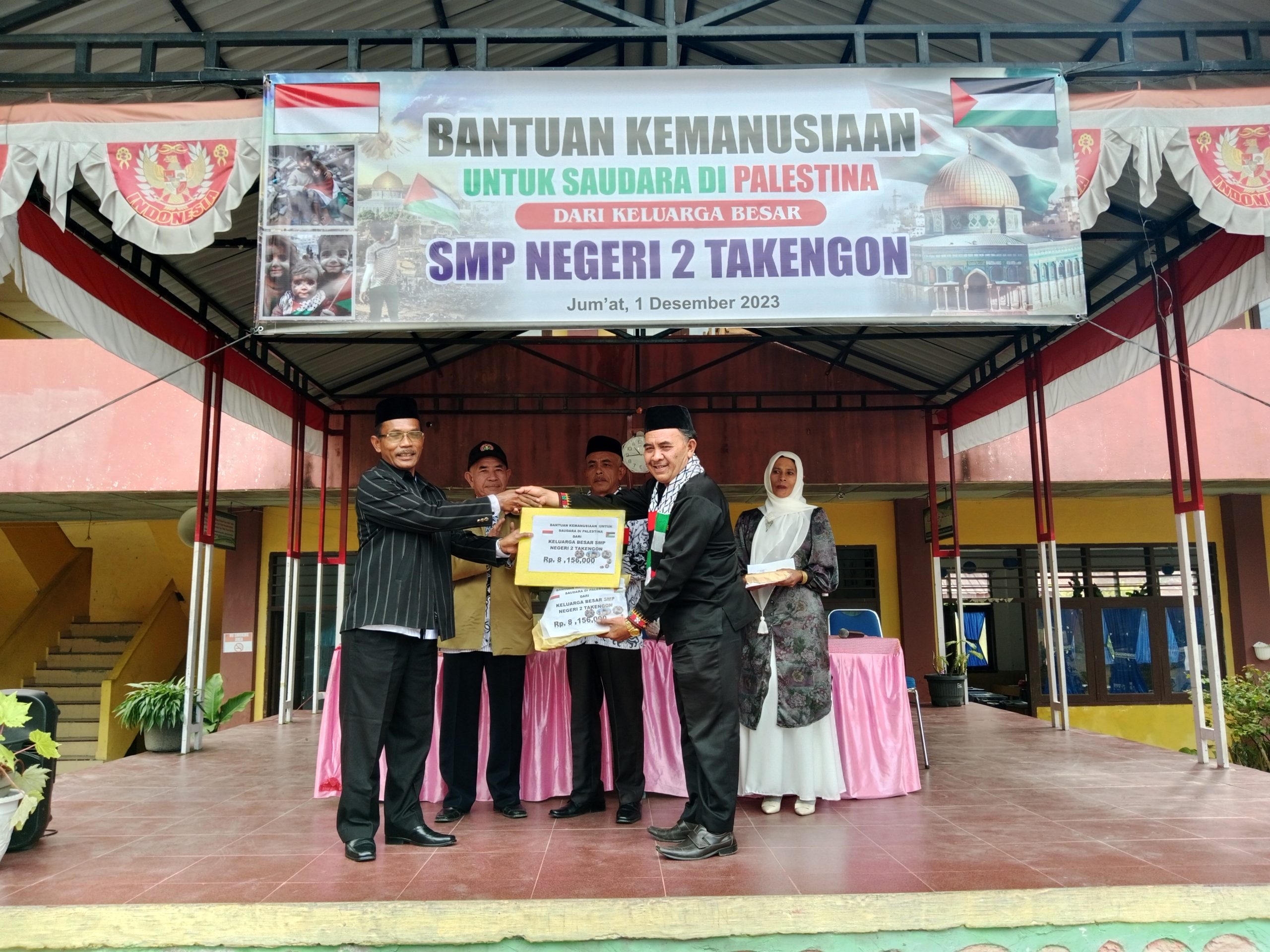 Kepala Sekolah SMP Negeri 2 Takengon, Menyerahkan sumbangan untuk Palestina