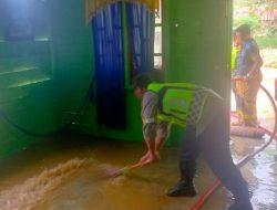 Gotong Royong Personil Polsek Pegasing Polres Aceh Tengah Bersihkan Rumah Warga Akibat Banjir Bandang