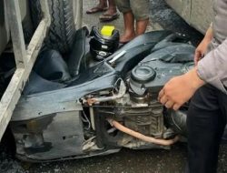 Polisi Relakan Motor untuk Ganjal Bus yang Tak Bisa Nanjak