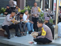 Jalin Kebersamaan, Usai Apel Pagi Kapolres Aceh Tengah Makan Bersama Anggotanya