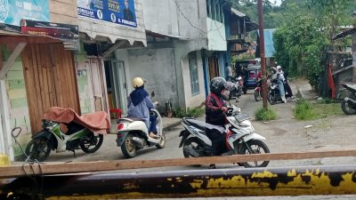 Jembatan Asir Asir Sungai Pesangan Terancam Roboh, Ratusan Pemotor Putar Balik