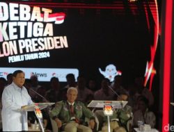 Prabowo Geleng Kepala dan Senyum saat Anies Singgung Alutsista Bekas