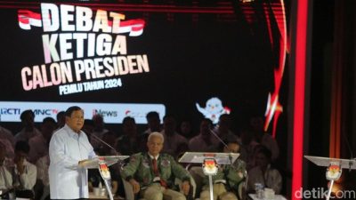 Prabowo Geleng Kepala dan Senyum saat Anies Singgung Alutsista Bekas