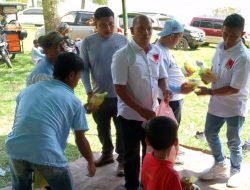 Dukung Wisata Sehat, Projo Aceh Tengah Bagikan Susu dan Roti di Danau Laut Tawar