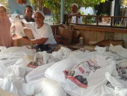 Pon Yaya dan Muhammad Romi Salurkan 3.500 Paket Ramadhan