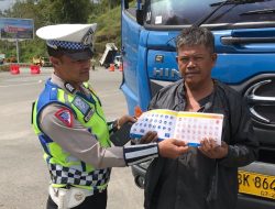 Satlantas Polres Aceh Tengah Bagikan Buku Tertib Berlalulintas Pada Pengguna Jalan