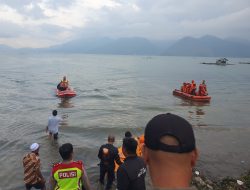 Polisi Bersama Tim SAR Cari Korban Tenggelam di Danau Lut Tawar