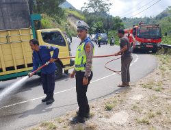 Untuk Keselamatan, Polisi Aceh Tengah Sigap Bersihkan Pasir yang Berserakan di Jalan Raya