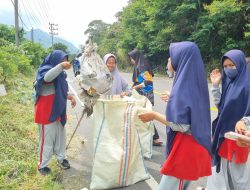 Pungut Sampah Jalan Takbir, Siswa SMPIT Cendekia Takengon Diapresiasi