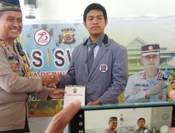 Dua Siswa Takengon Dapat Beasiswa dari Kapolres Aceh Tengah