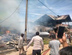 Sigap, Polsek Pegasing Bersama TNI Dan Warga Bantu Padamkan Kebakaran Rumah Di Tebuk