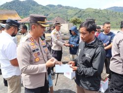 Kapolres Aceh Tengah Salurkan Bansos Pada 15 KK Korban Kebakaran Tebuk