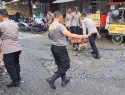 TNI-Polri di Aceh Tengah Gotong Royong Tambal Jalan Berlubang Dan Pembersihan Drainase