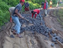 Guru dan Masyarakat Nosar Terpaksa Gotong Royong Perbaiki Jalan ke SMP 27 yang Menjadi Kubangan