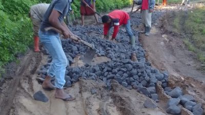 Guru dan Masyarakat Nosar Terpaksa Gotong Royong Perbaiki Jalan ke SMP 27 yang Menjadi Kubangan