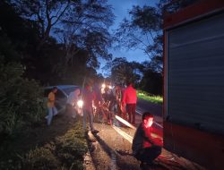 Avanza Terperosok ke Selokan di Bale Redelong Damkar Bener Meriah Lakukan Evakuasi Cepat