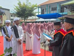 Dayah Al Azhar, lepas 50 Santrinya.Bardan Sahidi : Jadilah Alumni yang membanggakan.