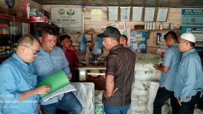 Komitmen Kawal Pupuk Subsidi, Geuchik Romi CS Sidak Pengecer