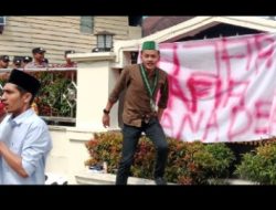 Mahasiswa Tempel Kantor Kejaksaan Aceh Tengah dengan Tulisan “Kajari Mafia Dana Desa”