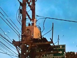 Pengendara Bingung Papan Petunjuk Arah Tertutup Tiang Listrik di Simpang Pos Medan