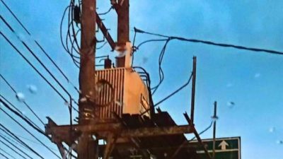 Pengendara Bingung Papan Petunjuk Arah Tertutup Tiang Listrik di Simpang Pos Medan