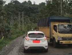 Jalan Bergelombang dan Berlubang menuju Jembatan di Gunung Salak Aceh Utara Belum Tersentuh Perbaikan